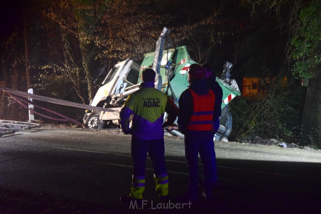 Container LKW umgestuerzt Koeln Brueck Bruecker- Dellbruecker Mauspfad P167.JPG - Miklos Laubert